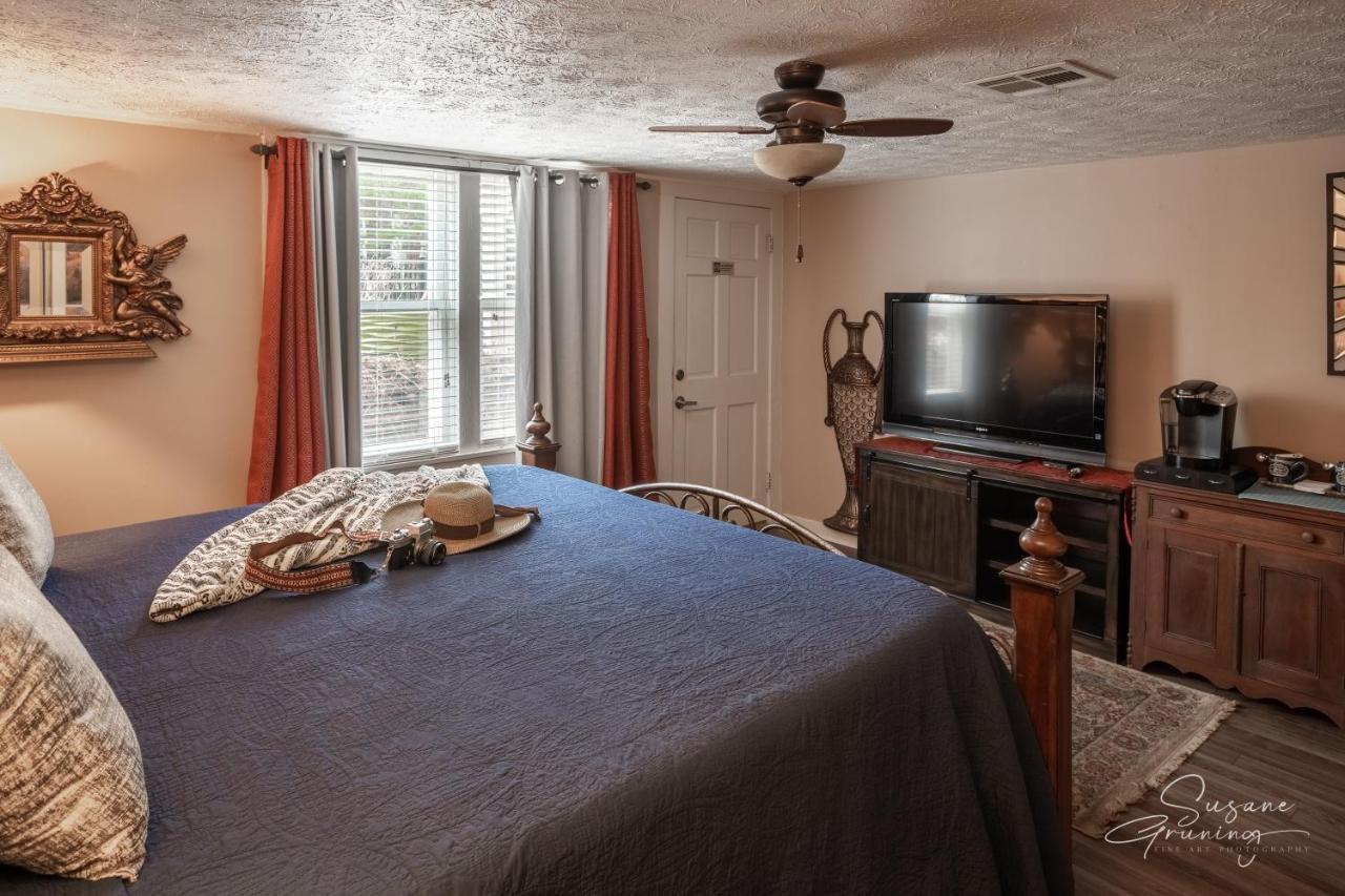 Red Bud Manor Inn Юрика Спрингс Экстерьер фото