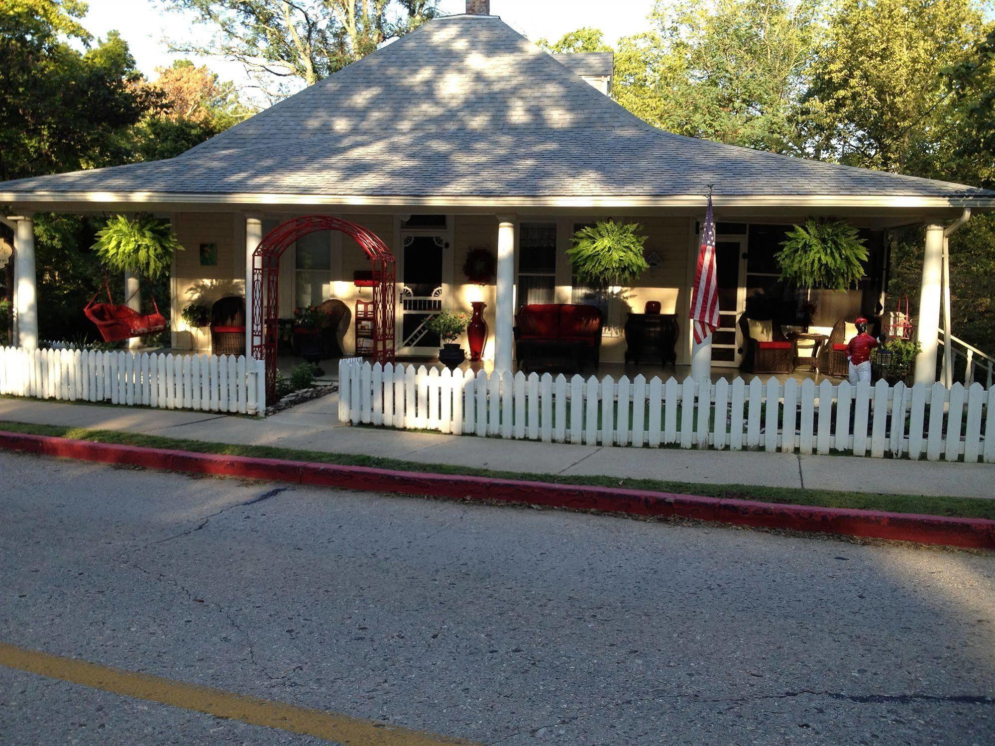 Red Bud Manor Inn Юрика Спрингс Экстерьер фото