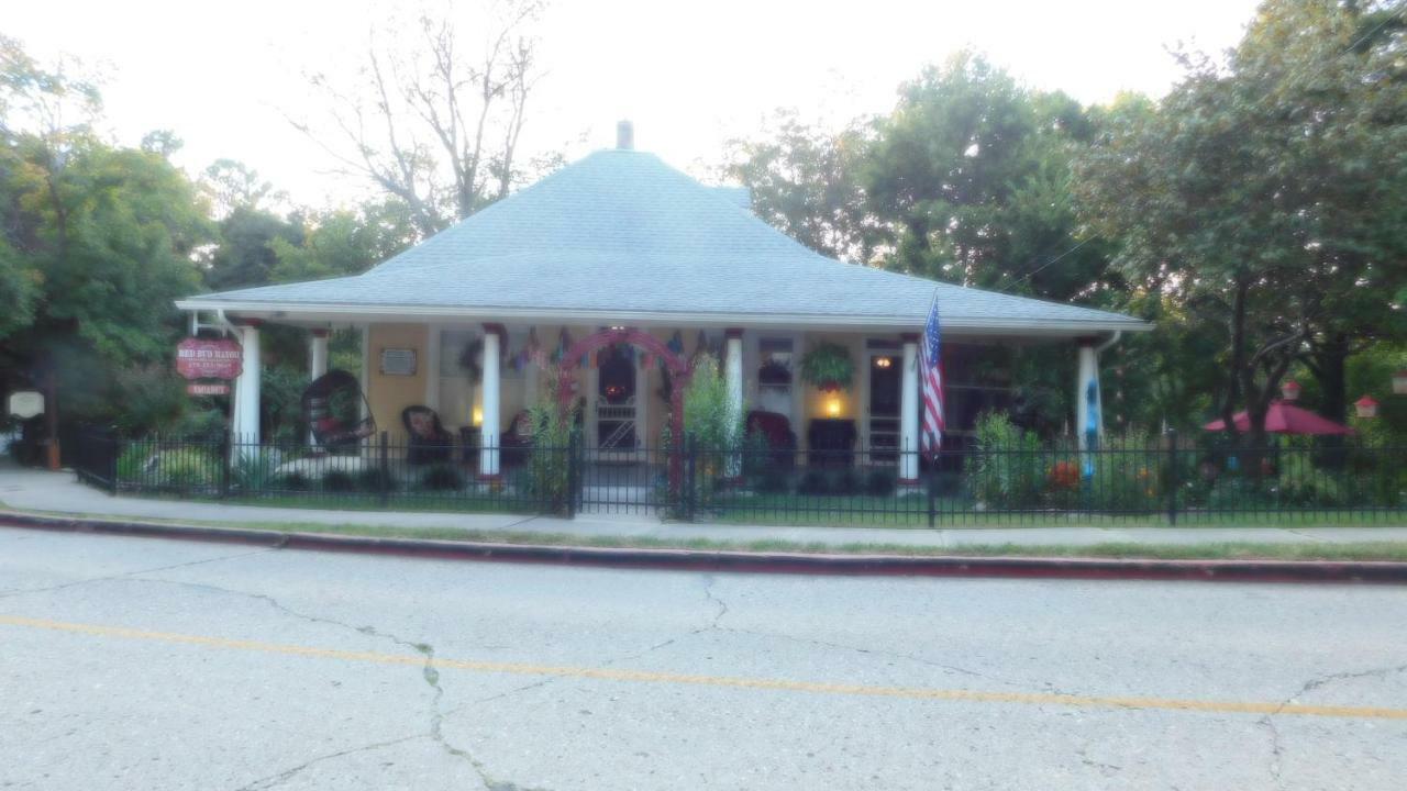 Red Bud Manor Inn Юрика Спрингс Экстерьер фото